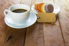 Café noir avec des macarons images libres de droits Café noir avec des macarons images libres de droits