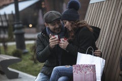 Café potable de couples d'achats Photographie stock Café potable de couples d'achats Photographie stock