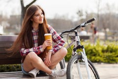 Café potable de jeune femme en voyage de bicyclette Photo stock Café potable de jeune femme en voyage de bicyclette Photo stock