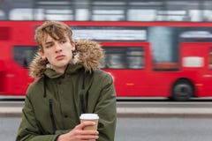 Café potable de jeunes années de l'adolescence adultes masculines en l'autobus rouge de Londres images libres de droits Café potable de jeunes années de l'adolescence adultes masculines en l'autobus rouge de Londres images libres de droits