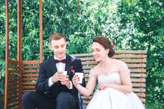 Café potable de jeunes beaux jeunes mariés au café d'extérieur Jour du mariage heureux Photographie stock libre de droits Café potable de jeunes beaux jeunes mariés au café d'extérieur Jour du mariage heureux Photographie stock libre de droits