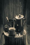 Café preto quente no coto de madeira do vintage foto de stock royalty free Café preto quente no coto de madeira do vintage foto de stock royalty free
