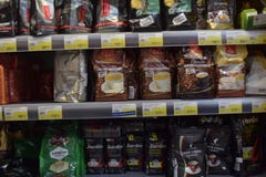 Café que empacota no supermercado imagem de stock Café que empacota no supermercado imagem de stock