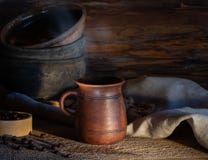 Café quente em uma caneca com vapor em uma placa de madeira na perspectiva dos utensílios de mesa cerâmicos velhos Estilo r?stico imagens de stock Café quente em uma caneca com vapor em uma placa de madeira na perspectiva dos utensílios de mesa cerâmicos velhos Estilo r?stico imagens de stock