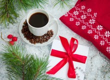 Café quente, pulôver morno vermelho e letra de Santa Claus em um fundo nevado imagem de stock royalty free Café quente, pulôver morno vermelho e letra de Santa Claus em um fundo nevado imagem de stock royalty free