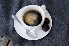 Café saboroso fresco delicioso na manta cinzenta fotografia de stock Café saboroso fresco delicioso na manta cinzenta fotografia de stock