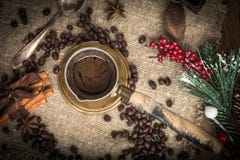 Café turc dans le pot de cuivre de coffe image stock Café turc dans le pot de cuivre de coffe image stock