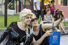 CAGLIARI ITALIEN - AUGUSTI 9, 2015: Borttappat i Cosplay på tidigare glastillverkningar för Pirri ` s - Sardinia Royaltyfria Bilder CAGLIARI ITALIEN - AUGUSTI 9, 2015: Borttappat i Cosplay på tidigare glastillverkningar för Pirri ` s - Sardinia Royaltyfria Bilder
