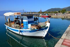 Caique griego de la pesca en el puerto de la ciudad, Grecia Fotografía de archivo Caique griego de la pesca en el puerto de la ciudad, Grecia Fotografía de archivo