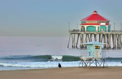 Cais e surfista de Huntington Beach no alvorecer imagem de stock Cais e surfista de Huntington Beach no alvorecer imagem de stock
