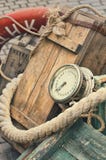 Caisses en bois, chronomètre et cordes de vieux rétro d'objets fond de texture d'antiquité Photographie stock Caisses en bois, chronomètre et cordes de vieux rétro d'objets fond de texture d'antiquité Photographie stock