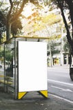 Caisson lumineux vide de la publicité sur l'arrêt d'autobus, maquette de panneau d'affichage vide d'annonce sur la gare routière photographie stock libre de droits Caisson lumineux vide de la publicité sur l'arrêt d'autobus, maquette de panneau d'affichage vide d'annonce sur la gare routière photographie stock libre de droits