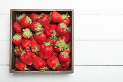 Caixa, caixa com morango fresca Copie o espa?o para o texto imagens de stock royalty free Caixa, caixa com morango fresca Copie o espa?o para o texto imagens de stock royalty free