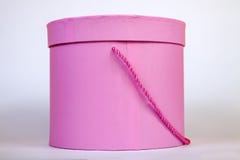 Caixa de cartão cor-de-rosa nova de um formulário redondo para embalar um presente ou flores com uma tampa fechado e um close-up fotografia de stock royalty free Caixa de cartão cor-de-rosa nova de um formulário redondo para embalar um presente ou flores com uma tampa fechado e um close-up fotografia de stock royalty free
