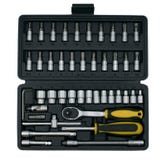 Caixa de cartão em um fundo branco Isolateset das ferramentas em uma pasta em um fundo branco isolate imagens de stock Caixa de cartão em um fundo branco Isolateset das ferramentas em uma pasta em um fundo branco isolate imagens de stock