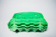 Caixa de ovos do cartão usada como o recipiente para plantas crescentes no fundo branco fotografia de stock Caixa de ovos do cartão usada como o recipiente para plantas crescentes no fundo branco fotografia de stock