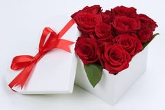 Caixa de presente com as rosas para presentes, Valentim ou mãe de aniversário fotografia de stock royalty free Caixa de presente com as rosas para presentes, Valentim ou mãe de aniversário fotografia de stock royalty free