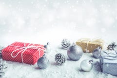 Caixa de presente do Natal, atual com o ornamento no fundo da neve Fotografia de Stock Royalty Free Caixa de presente do Natal, atual com o ornamento no fundo da neve Fotografia de Stock Royalty Free