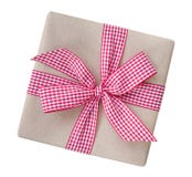 A caixa de presente envolvida no marrom reciclou o papel com ging vermelho e branco imagem de stock A caixa de presente envolvida no marrom reciclou o papel com ging vermelho e branco imagem de stock