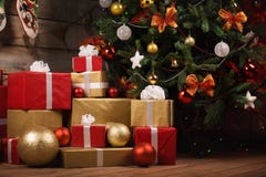 Caixas de presente e bolas sob a árvore de Natal foto de stock Caixas de presente e bolas sob a árvore de Natal foto de stock