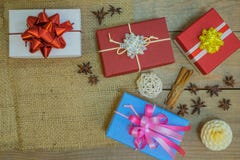 Caixas de presentes com as fitas para o feriado do Natal foto de stock Caixas de presentes com as fitas para o feriado do Natal foto de stock