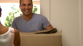 Caixas moventes dos pares atrativos em sua casa nova filme Caixas moventes dos pares atrativos em sua casa nova filme