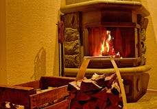Caja con madera y la chimenea imágenes de archivo libres de regalías Caja con madera y la chimenea imágenes de archivo libres de regalías