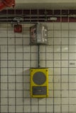 Caja de llamada en una pared tejada en una estación de metro fotos de archivo Caja de llamada en una pared tejada en una estación de metro fotos de archivo