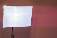 Caja de luz suave en el primer aislado en un fondo rosado de la pared, equipo básico del estudio de la foto fotos de archivo libres de regalías Caja de luz suave en el primer aislado en un fondo rosado de la pared, equipo básico del estudio de la foto fotos de archivo libres de regalías