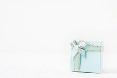 Caja de regalo azul para el día de fiesta en fondo ligero imágenes de archivo libres de regalías Caja de regalo azul para el día de fiesta en fondo ligero imágenes de archivo libres de regalías