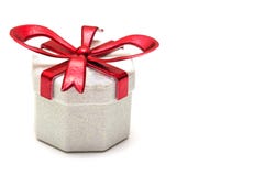 Caja de regalo con una cinta roja en un fondo blanco foto de archivo Caja de regalo con una cinta roja en un fondo blanco foto de archivo