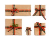 Caja de regalo envuelta en papel del arte y cinta brillante Imagen de archivo libre de regalías