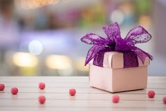 Caja de regalo rosada con el fondo de Bokeh fotografía de archivo Caja de regalo rosada con el fondo de Bokeh fotografía de archivo