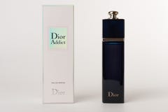 Caja y botella de la fragancia para las mujeres Dior Addict imagen de archivo libre de regalías Caja y botella de la fragancia para las mujeres Dior Addict imagen de archivo libre de regalías