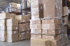 Cajas apiladas en Warehouse imagenes de archivo Cajas apiladas en Warehouse imagenes de archivo