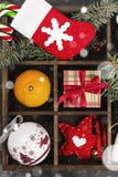 Cajas con los regalos para la Navidad y las diversas cualidades del día de fiesta Fotografía de archivo libre de regalías Cajas con los regalos para la Navidad y las diversas cualidades del día de fiesta Fotografía de archivo libre de regalías