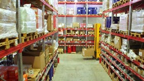 Cajas de cartón dentro de un almacén de almacenamiento almacen de video Cajas de cartón dentro de un almacén de almacenamiento almacen de video