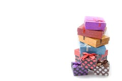 Cajas de regalo coloridas de la foto común sobre el fondo blanco Fotos de archivo libres de regalías