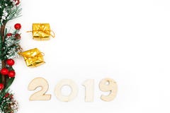 Cajas de regalo del oro, rama decorativa de la picea y Año Nuevo de los números 2019 del símbolo en el fondo blanco, tarjeta de N imagenes de archivo Cajas de regalo del oro, rama decorativa de la picea y Año Nuevo de los números 2019 del símbolo en el fondo blanco, tarjeta de N imagenes de archivo