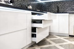 Cajón con las placas en una cocina moderna fotos de archivo libres de regalías Cajón con las placas en una cocina moderna fotos de archivo libres de regalías