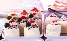 Cakes driehoekige stukken Royalty-vrije Stock Afbeeldingen Cakes driehoekige stukken Royalty-vrije Stock Afbeeldingen