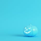 Calabaza rosada de Halloween, linterna del enchufe o en fondo azul brillante Fotografía de archivo Calabaza rosada de Halloween, linterna del enchufe o en fondo azul brillante Fotografía de archivo
