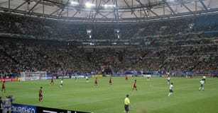 Calciatori - stadio di football americano di Gelsenkirchen fotografia stock libera da diritti Calciatori - stadio di football americano di Gelsenkirchen fotografia stock libera da diritti