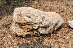 Calcite πέτρα: είναι ένα μετάλλευμα ανθρακικού άλατος και η σταθερότερη πολυμορφία του ανθρακικού άλατος ασβεστίου, στον επίγειο στοκ εικόνες Calcite πέτρα: είναι ένα μετάλλευμα ανθρακικού άλατος και η σταθερότερη πολυμορφία του ανθρακικού άλατος ασβεστίου, στον επίγειο στοκ εικόνες
