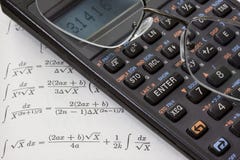Calcolatore scientifico, vetri di lettura, libro di per la matematica fotografia stock libera da diritti Calcolatore scientifico, vetri di lettura, libro di per la matematica fotografia stock libera da diritti