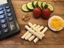 Calcolo di caloria della prima colazione sul tagliere di legno fotografie stock libere da diritti Calcolo di caloria della prima colazione sul tagliere di legno fotografie stock libere da diritti