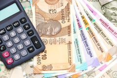 Calculadora sobre de billetes de banco del indio 10, 50, 100, 200, 500 y 2000 rupias a estrenar Fondo colorido del dinero Calculadora sobre de billetes de banco del indio 10, 50, 100, 200, 500 y 2000 rupias a estrenar Fondo colorido del dinero