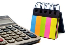 Calculator en kleurrijke document kleverige nota over witte achtergrond stock foto Calculator en kleurrijke document kleverige nota over witte achtergrond stock foto