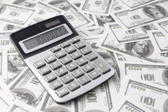 Calculatrice sur des billets d'un dollar Images libres de droits Calculatrice sur des billets d'un dollar Images libres de droits