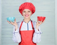 Calculez la partie normale de nourriture Calculez votre taille de portions de nourriture R?gime et concept suivant un r?gime Cuve photo stock Calculez la partie normale de nourriture Calculez votre taille de portions de nourriture R?gime et concept suivant un r?gime Cuve photo stock